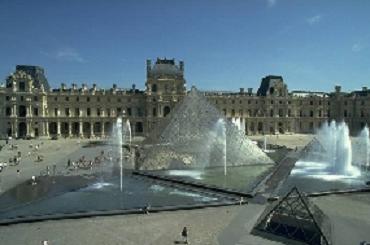 L'esplanade du musée du  Louvre